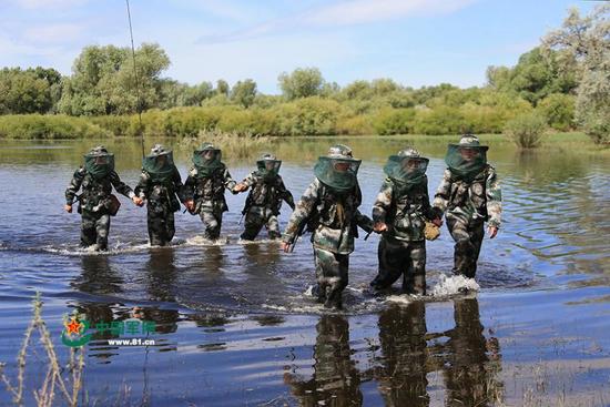 前往三角地地段巡逻，因为营区周围池泽密布，每次他们都手拉手涉水通过。