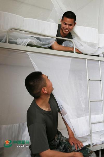 午休时间，连队官兵在特制的蚊帐里聊天。