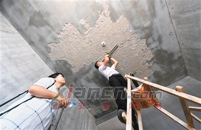 在芮先生新房的卧室里，顶板上的一层灰色素浆被铲去后，裸露出来的全是砂浆。