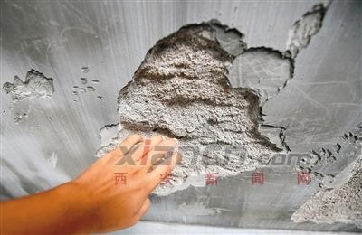 用手稍微一抠，砂浆很容易就下来了。