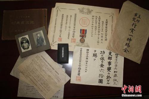 日前，江西德兴档案馆征集到侵华日军加滕诚三的私人档案，包括铜质“支那事变”从军记章及从军记章之证各1件、“支那事变行赏一时赐金袋”1件、赏金状1件、行赏金国库债券领取说明书3件、私人相册2册等共9件档案。这批档案从一个侵华日军普通士兵的角度，真实地反映了日本侵华的历史，是日本侵华的铁证，为研究日本侵华历史提供了实物佐证?；坪? width=