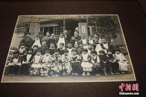 日前，江西德兴档案馆征集到侵华日军加滕诚三的私人档案，包括铜质“支那事变”从军记章及从军记章之证各1件、“支那事变行赏一时赐金袋”1件、赏金状1件、行赏金国库债券领取说明书3件、私人相册2册等共9件档案。这批档案从一个侵华日军普通士兵的角度，真实地反映了日本侵华的历史，是日本侵华的铁证，为研究日本侵华历史提供了实物佐证。黄鹤