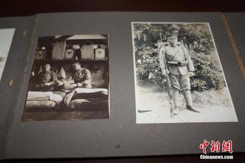 日前，江西德兴档案馆征集到侵华日军加滕诚三的私人档案，包括铜质“支那事变”从军记章及从军记章之证各1件、“支那事变行赏一时赐金袋”1件、赏金状1件、行赏金国库债券领取说明书3件、私人相册2册等共9件档案。这批档案从一个侵华日军普通士兵的角度，真实地反映了日本侵华的历史，是日本侵华的铁证，为研究日本侵华历史提供了实物佐证?；坪? width=