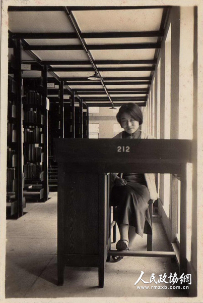 杨绛先生于212号书桌前