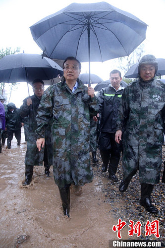 7月5日至6日，中共中央政治局常委、国务院总理李克强连续到安徽阜阳、湖南岳阳、湖北武汉考察长江、淮河流域防汛抗洪和抢险救灾工作。图为7月6日，武汉市区长江干堤有一处出现管涌群，李克强到现场察看，向在场参加抢险的解放军、武警官兵、水务工人等了解情况。<a target='_blank' href='http://www.chinanews.com/'>中新社</a>记者 刘震 摄
