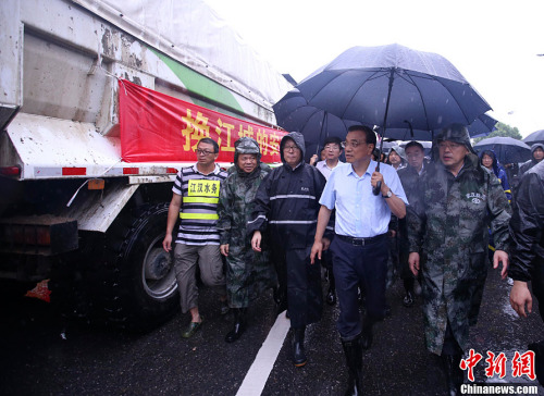 7月5日至6日，中共中央政治局常委、国务院总理李克强连续到安徽阜阳、湖南岳阳、湖北武汉考察长江、淮河流域防汛抗洪和抢险救灾工作。图为7月6日，武汉长江龙王庙段水位已高于城内路面，李克强察看堤坝加固、物料准备等情况。<a target='_blank' href='http://www.chinanews.com/'>中新社</a>记者 刘震 摄