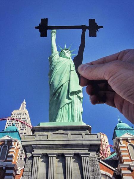自由女神变成了举重运动员