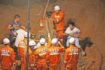 7月7日下午5时许，在航空港区西街，一个两岁女孩不慎掉入20余米深枯井中。消防官兵、当地办事处人员及附近群众约上百人对其展开紧急救援。经历近12个小时，妞妞于7月8日凌晨终于被救出，生命体征不错，一直哭着叫“妈妈”。记者 赵龙翱 摄影