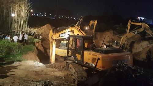 大河客户端记者在现场了解到，女童出事地区属原村庄改建的文化广场，原来有许多灌溉所用的水井，附近有许多村庄，村民晚上会在此纳凉，出事时女童与奶奶在一起，不慎掉入只能容得下女童的窄井，致使救援难度较大。