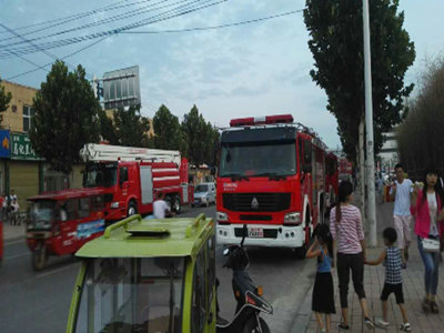 6台挖掘机及上百人全力施救。