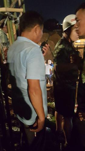 孩子爷爷不停用对讲机给孩子说话，不让她睡觉。