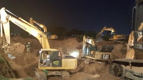 记者从现场了解到，因为女童出事地区属原村庄改建的文化广场，原来有许多灌溉所用的水井，井口直径刚容下小孩身体，每个井管1米左右。现场只能一节一节挖出井管。