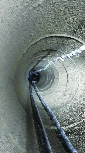 一根输气管，一根送食品的绳子，一根送对讲机的绳子，伴妞妞左右?？到ü?摄影