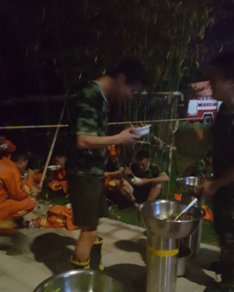 消防官兵正在分两班营救，大河客户端记者看到，消防官兵正在简单补给中。