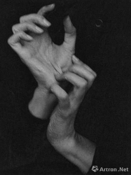 Alfred Stieglitz 《Georgia O’Keeffe （Hands） 》（1919），2006年2月在纽约苏富比拍卖会拍得147万美元。