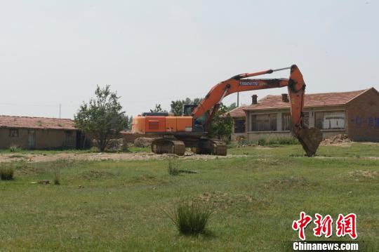 图为被村民扣留在幸福村的挖掘机。　刘文华 摄