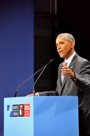 新华社照片，华沙，2016年7月10日
    （国际）（2）北约华沙峰会做出多项决定
    7月9日，在波兰首都华沙，美国总统奥巴马在北约华沙峰会结束后出席新闻发布会。
    为期两天的北大西洋公约组织（北约）首脑会议9日下午在波兰首都华沙落下帷幕，北约成员国领导人做出加大在中东欧的军事存在和为打击极端组织“伊斯兰国”国际联盟提供更多支持等多项决定。
    新华社记者石中玉摄