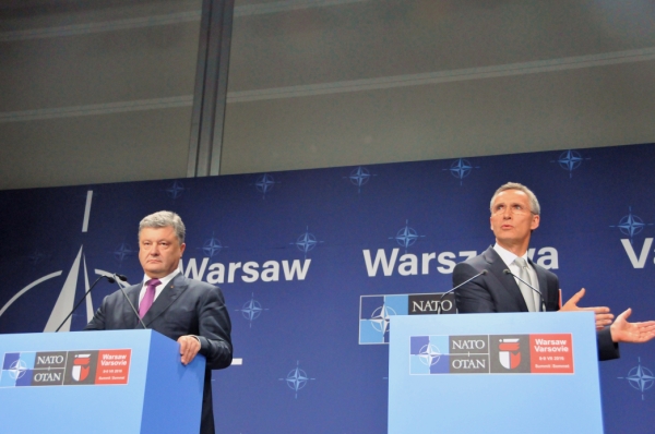 新华社照片，华沙，2016年7月10日
    （国际）（1）北约达成对乌克兰综合援助方案
    7月9日，在波兰首都华沙，北约秘书长斯托尔滕贝格（右）和乌克兰总统波罗申科举行联合新闻发布会。
    北约－乌克兰委员会9日在北约华沙峰会期间举行会议。北约秘书长斯托尔滕贝格在会后的新闻发布会上表示，北约达成一项对乌克兰的综合援助方案，北约对乌克兰的支持与合作将持续。
    新华社记者石中玉摄