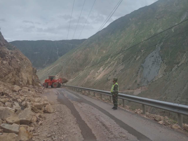 新华社照片，昌都（西藏），2016年7月10日
    318国道发生塌方致道路中断
    7月10日，武警官兵在塌方远处设立安全警戒哨，对有可能发生的二次塌方提前预警，确保作业官兵安全。
    当日上午，受强降雨影响，川藏公路西藏昌都芒康县境内距如美镇28公里处发生塌方，导致道路断通，100余台车辆，200余名过往群众受阻。
    据了解，塌方量约为1080方，塌方体为整块巨石不便清挖。道路沿线高压电线被压断，为清理工作带来了困难。
    目前，武警交通二支队官兵已携带装载机，挖掘机，自卸车等机械车辆，赶往事发现场。截至12时，道路尚未畅通。
    新华社发（谭泽阳 摄）
