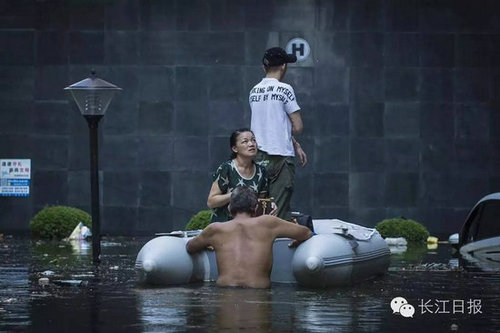 六旬老人齐腰深积水中送人 同事差点掉井