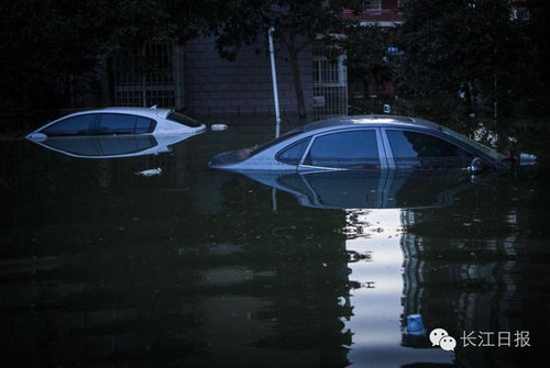 六旬老人齐腰深积水中送人 同事差点掉井