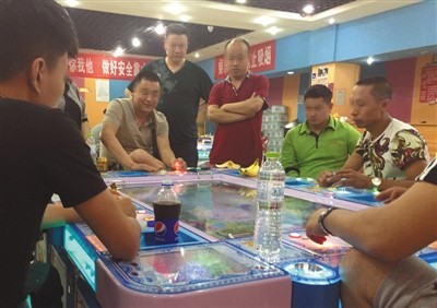 6月28日，回龙观西大街一电玩城，捕鱼机前坐满玩家，玩家每场输赢至少数千元。