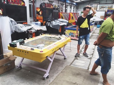 位于西五环园博园附近的赌博机厂家，院内摆满了各种捕鱼机。