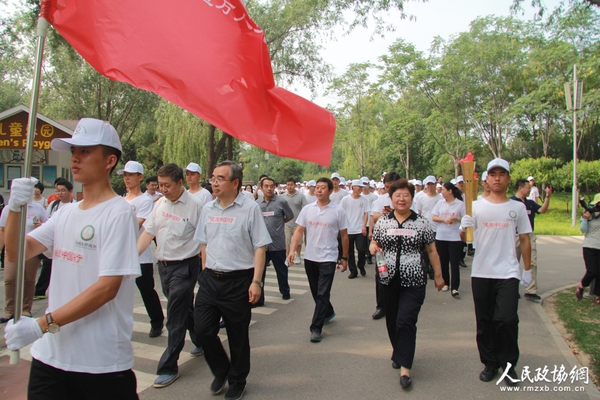 万人大行走活动进行中