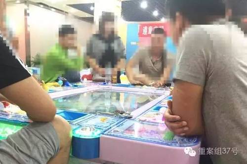 6月28日，回龙观西大街某电玩城，几名男子坐在捕鱼机前，每把输赢至少数千元。