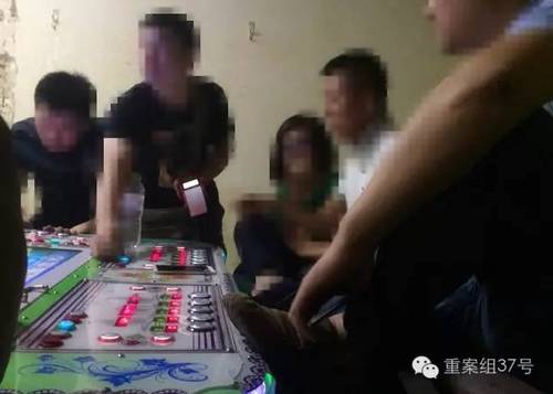 6月28日，回龙观西大街某游戏机厅，游戏机厅的工作人员拿着pos机为一男子刷卡，男子充了数千元之后开始游戏。