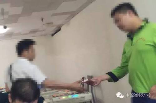 回龙观西大街某电玩城，一男子赌赢之后，工作人员将赌金交与该男子，男子称今天已经输了3万多。