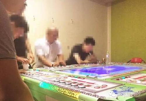 6月28日，回龙观西大街某电玩城，几名男子正坐在赌博机前。