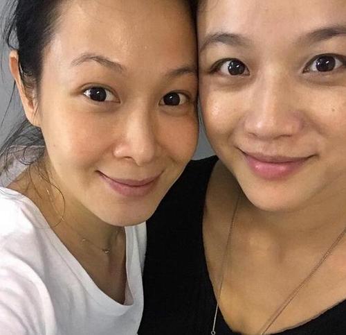 汤唯携老公看刘若英个唱 纯素颜自拍露黑眼圈