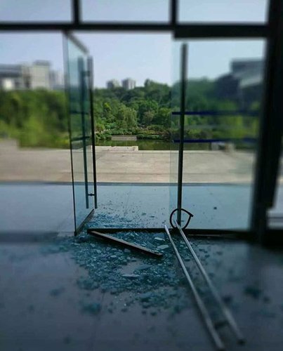 　　今天中午，重庆时报记者拨打了学校宣传部老师的电话。对方表示，目前还不知道这件事，但会找相关部门了解。