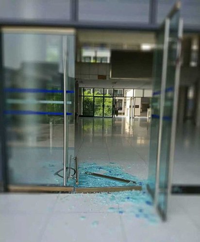 网友说，重庆的高温确实霸道，这很重庆。