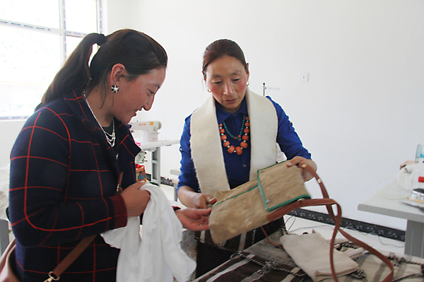 南浪介绍专业合作社生产的藏式皮包