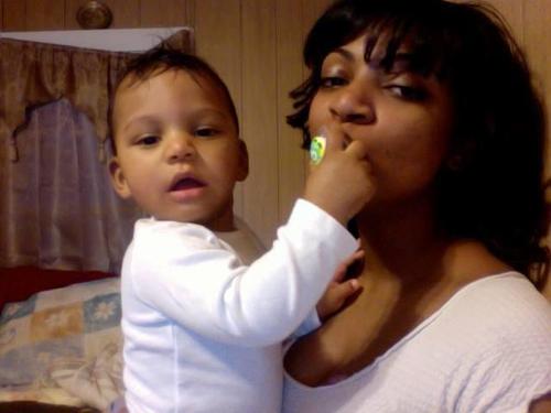 据了解，这名女子名叫伊凡斯（Ieshia Evans），是来自纽约的28岁护士，同时也是5岁儿子的母亲，在美国传出黑人遭枪杀的事件后，她担心幼子的未来，因此选择挺身而出，抗议社会的不公平，这也是她第一次参与街头示威抗议。