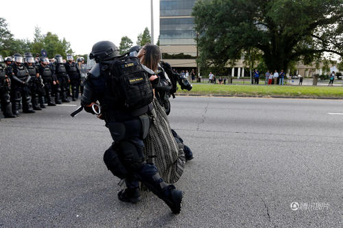 有网民批评，为何防暴警察要煞有介事对待一名手无寸铁的示威者。