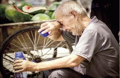 78岁老校长街头卖瓜救孙女已募集20多万元（图）