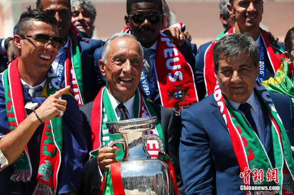 葡萄牙队胜利而归获总统接见 大巴游行全城狂欢3