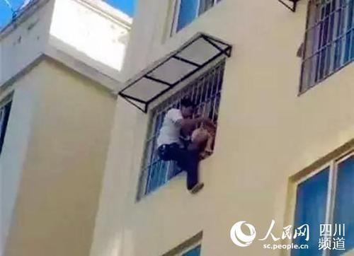 四川通江“托举哥” 悬空成功托救3岁女童(组图)