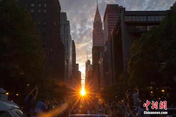 纽约出现曼哈顿悬日奇观 民众扎堆目睹2