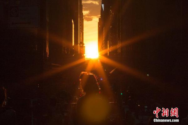 纽约出现曼哈顿悬日奇观 民众扎堆目睹3