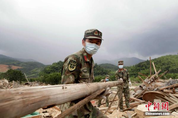 福建武警官兵积极投入驻地灾后重建3