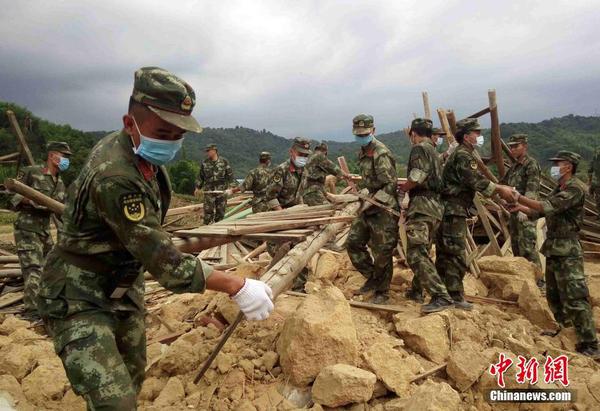 福建武警官兵积极投入驻地灾后重建6
