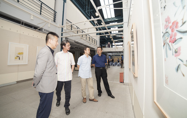 谢海在展览现?。ǘ? suffix=