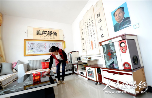 张银娥在打理新家客厅