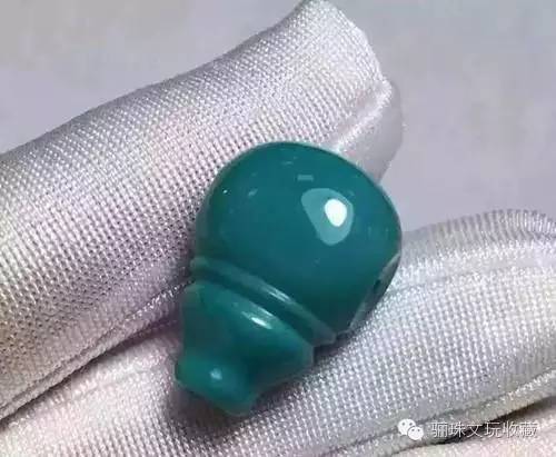 老油绿玉化级的三通。瓷度、光泽度堪称完美