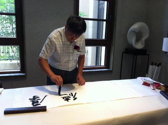 范德俊在创作书法作品