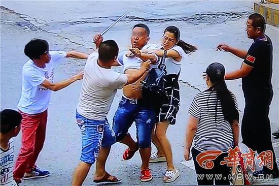 陕西一业主埋怨轿车堵门 被车主打断肋骨